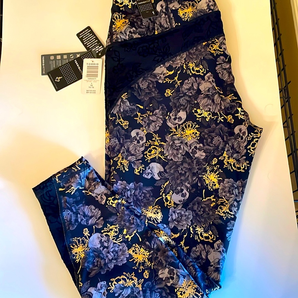 Torrid Active Legging Skulls Roses Metallic NWT! CUTE!!